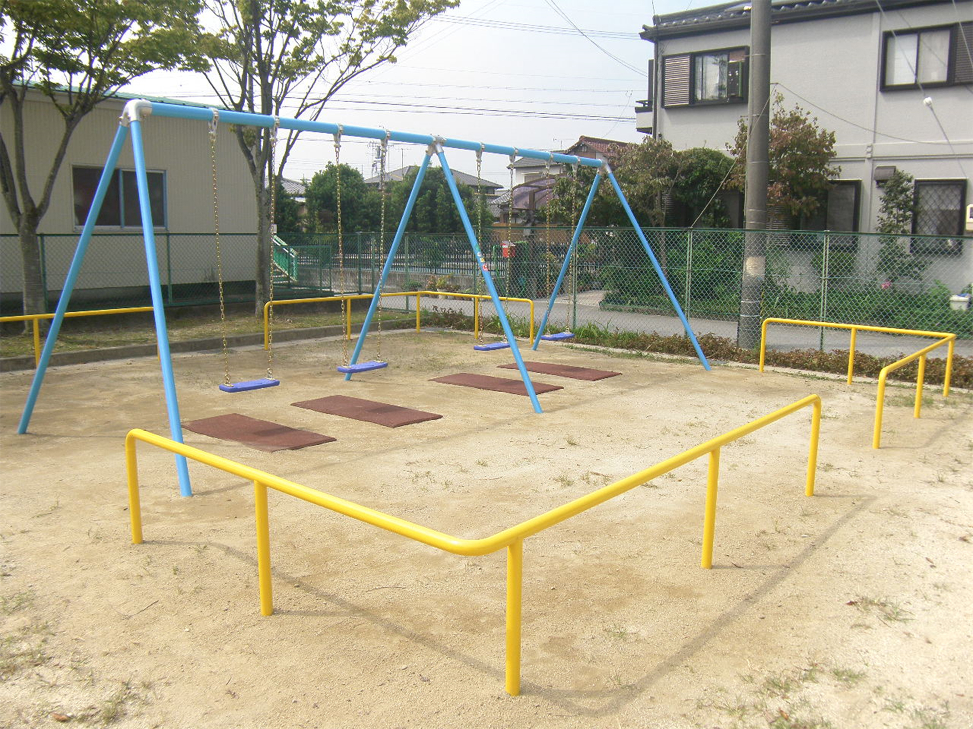 写真：4連ブランコ